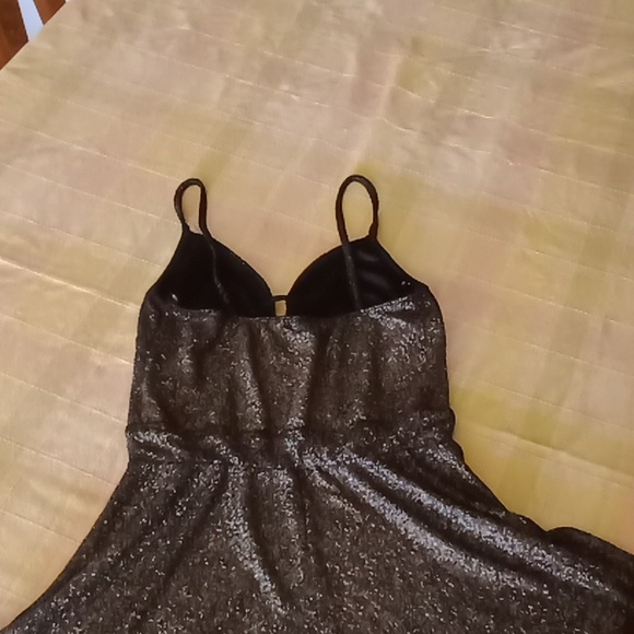 Woman's dress - Picture 3 of 6